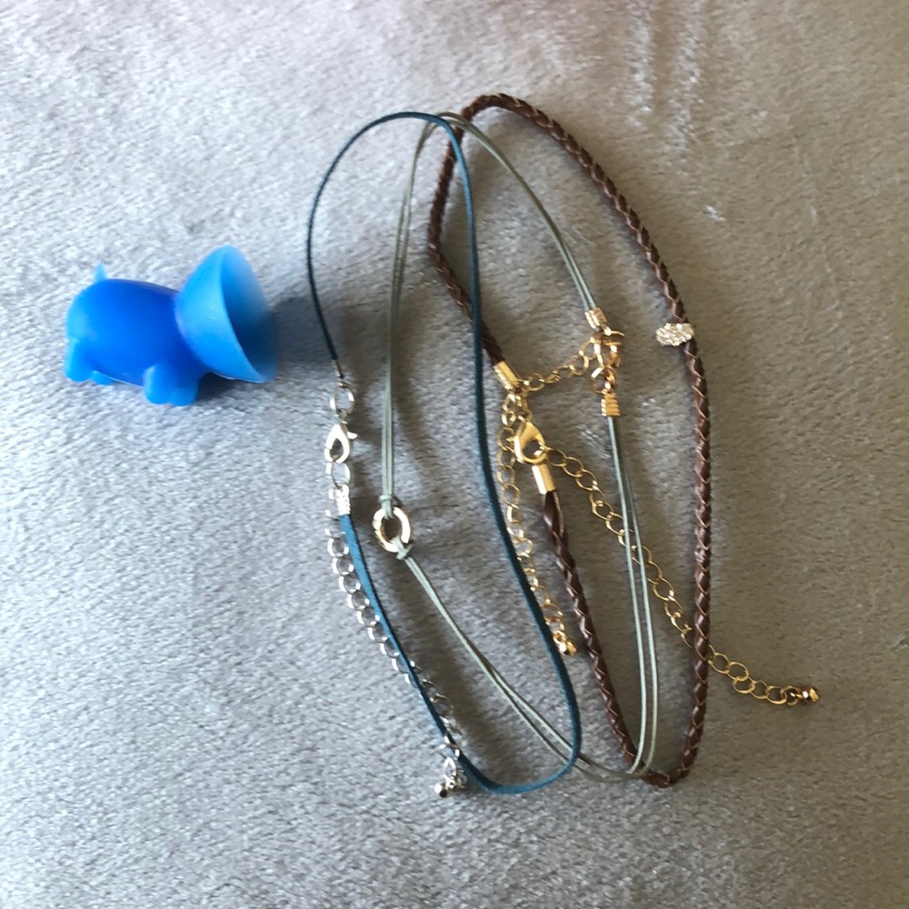 Chokers, Phone holder